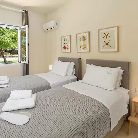 Skales * Almiros Beach