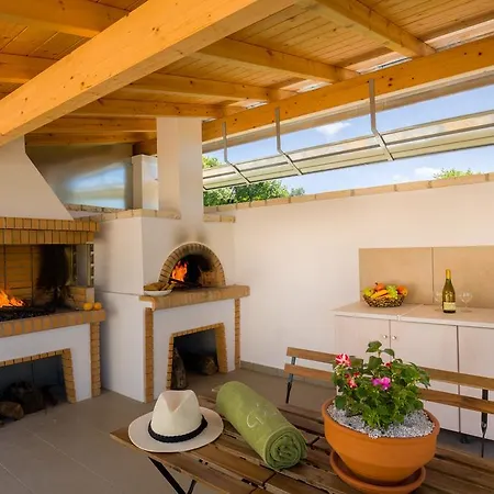 Skales * Almiros Beach